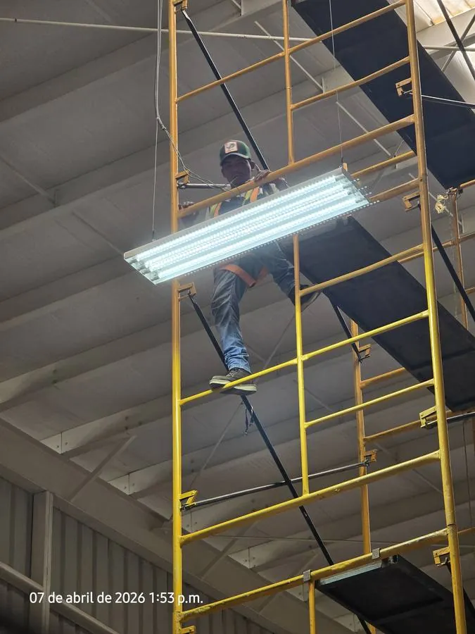 Instalación de iluminación LED industrial por Impulsa