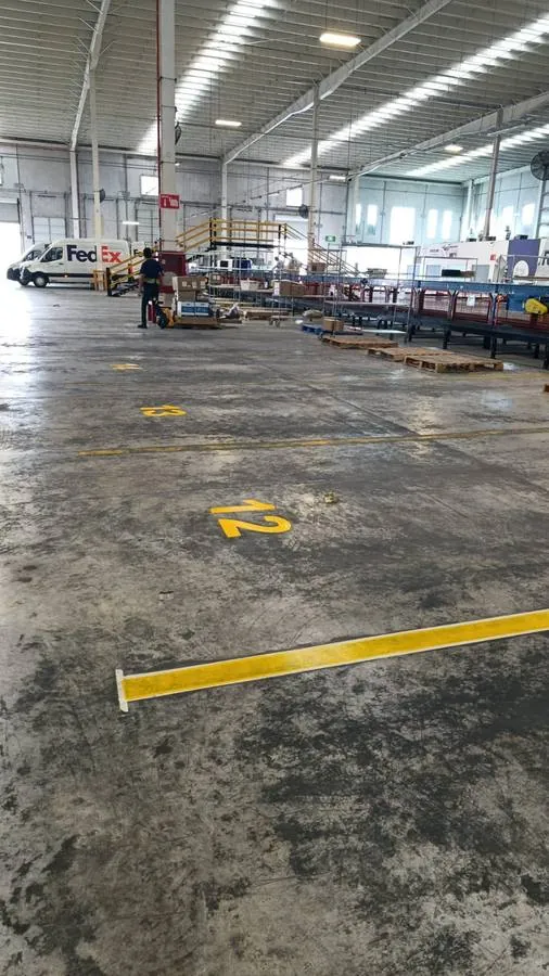 Pintura de líneas en nave logística